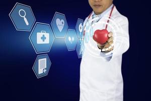 médecin tenant un coeur rouge avec des icônes de soins sains