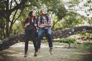 jeunes randonneurs profitant de la nature photo