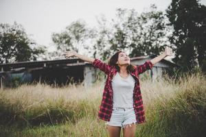 belle jeune femme marchant dans un champ d'été photo