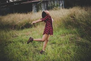 belle jeune femme marchant dans un champ d'été photo