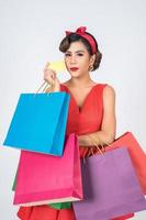 femme à la mode shopping avec sac et carte de crédit