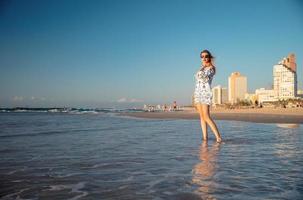 magnifique femme posant sur le plage photo