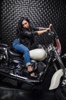 agréable Dame posant sur une moto photo