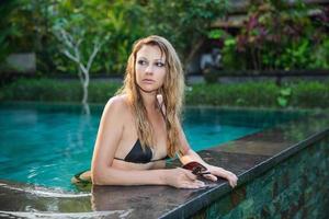 séduisant femme habillé dans noir maillot de bain photo