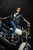 magnifique femme séance sur une moto photo
