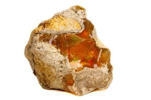 macro opale minéral pierre dans Roche sur blanc Contexte photo