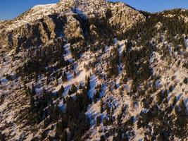 photo magnifique paysage de clair blanc neigeux montagnes et collines