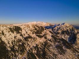 photo magnifique paysage de clair blanc neigeux montagnes et collines