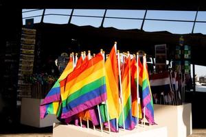 beaucoup de lgbt drapeaux sur le rue dans le ville photo