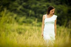 jeune femme enceinte se détendre à l'extérieur dans la nature photo