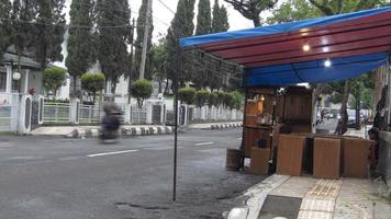 petit épicerie magasin sur le côté marcher photo