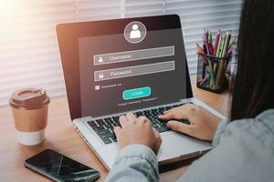 personne tapant à la main sur le clavier avec identifiant et mot de passe à l'écran, concept de cybersécurité, protection des données et accès Internet sécurisé. photo