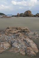 rochers avec bernacles sur le silencieux plage photo