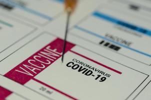 une étiquette de vaccin contre le coronavirus pour le covid-19