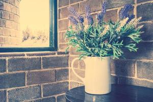 vase et fleurs sur la table photo