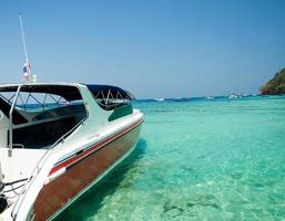 été, voyage, vacances et concept de vacances - hors-bord dans la mer à phuket, thaïlande photo