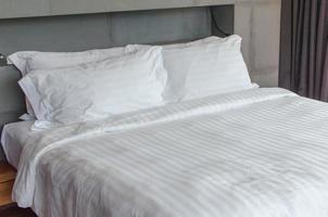 oreillers blancs sur le lit photo
