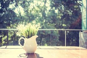 vase et fleurs sur la table photo