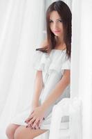 portrait jolie femme habillé dans blanc robe photo
