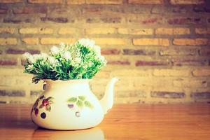 vase et fleurs sur la table photo