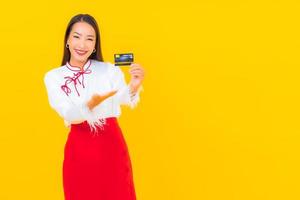 jeune femme asiatique avec carte de crédit photo