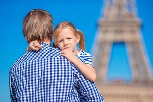 fille et père dans de face de le Eiffel la tour, Paris - France photo