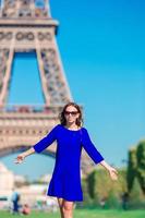 Jeune femme dans de face de le Eiffel la tour, Paris - France photo