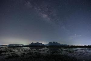 voie lactée sur les montagnes photo