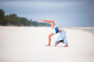 magnifique peu fille sur le plage photo