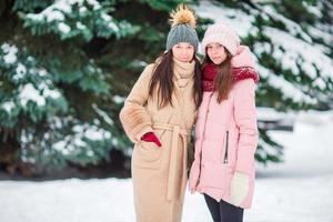 femmes ayant amusement sur le neige photo