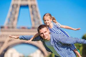 fille et père dans de face de le Eiffel la tour, Paris - France photo