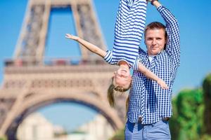 fille et père dans de face de le Eiffel la tour, Paris - France photo