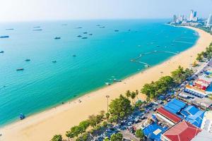 belle plage tropicale dans la ville de pattaya en thaïlande photo