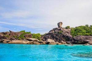 Île de similan avec ciel bleu et nuages, Phuket, Thaïlande
