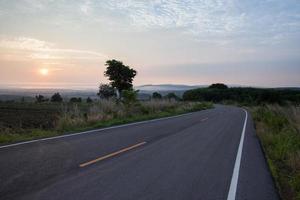 lever du soleil sur une route photo