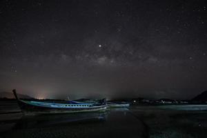 ciel étoilé au-dessus des bateaux photo