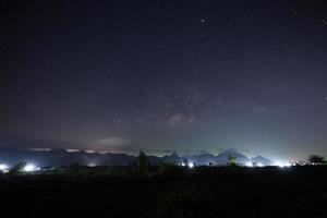 lumières de la ville et étoiles photo