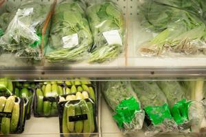légumes emballés sur une étagère