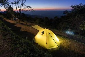 tente de camping à flanc de montagne
