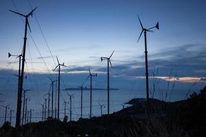 éoliennes au coucher du soleil photo