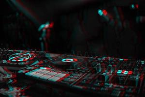 dj console pour mélange la musique avec floue gens dansant à une boîte de nuit faire la fête. noir et blanc avec 3d pépin virtuel réalité effet photo
