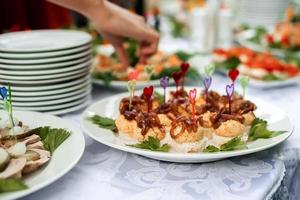 table ensemble avec lumière collations, canapés et des lunettes photo