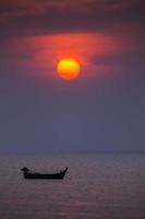 bateau au coucher du soleil photo