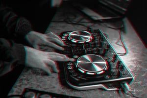 dj console pour mélange la musique avec mains et avec flou gens à une nuit club. noir et blanc avec 3d pépin virtuel réalité effet photo