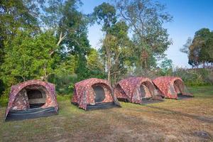 rangée de tentes de camping photo