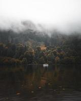 petit bateau sur un lac brumeux photo