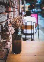 vase rustique sur table de café