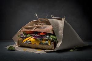 fait maison prendre une façon sandwich emballé dans une gris papier nourriture la photographie photo