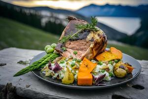 savoureux grillé jambon jarret comme régional plat nourriture la photographie photo