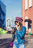 femme dans le rue en buvant café photo